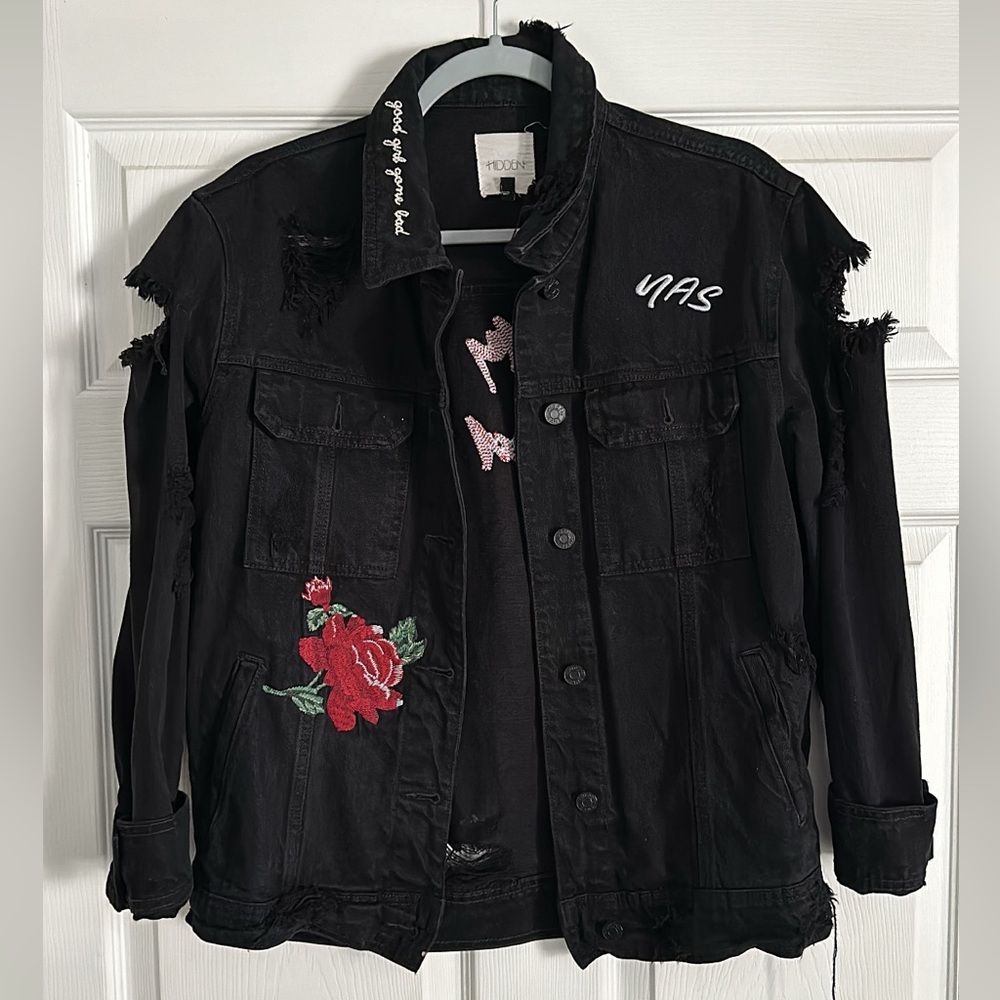 Cute distressed jean jacket 🫶🏾